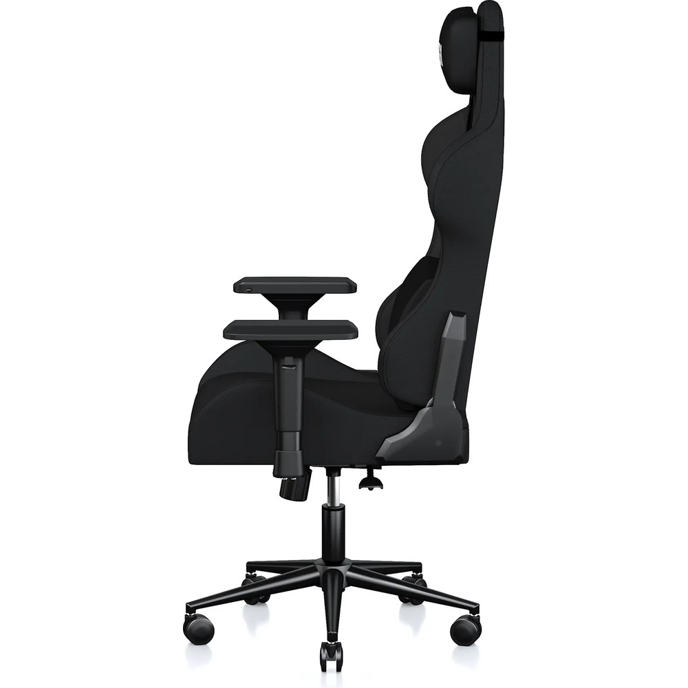 Başlıklı ve tekerlekli siyah ergonomik oyuncu koltuğu, beyaz arka planda profil görünümünde.