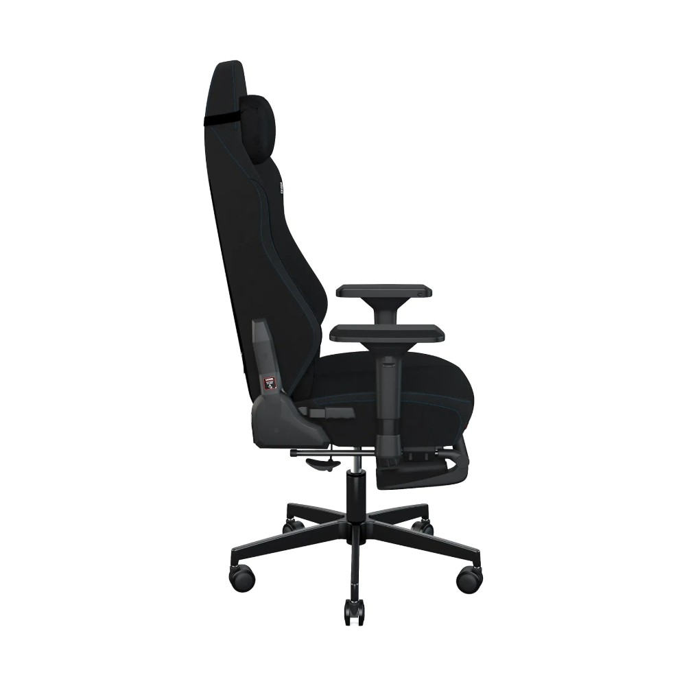 Mavi dikişli, kolçaklı, baş destekli ve tekerlekli ayaklı siyah ergonomik oyuncu koltuğu, beyaz arkaplanda.