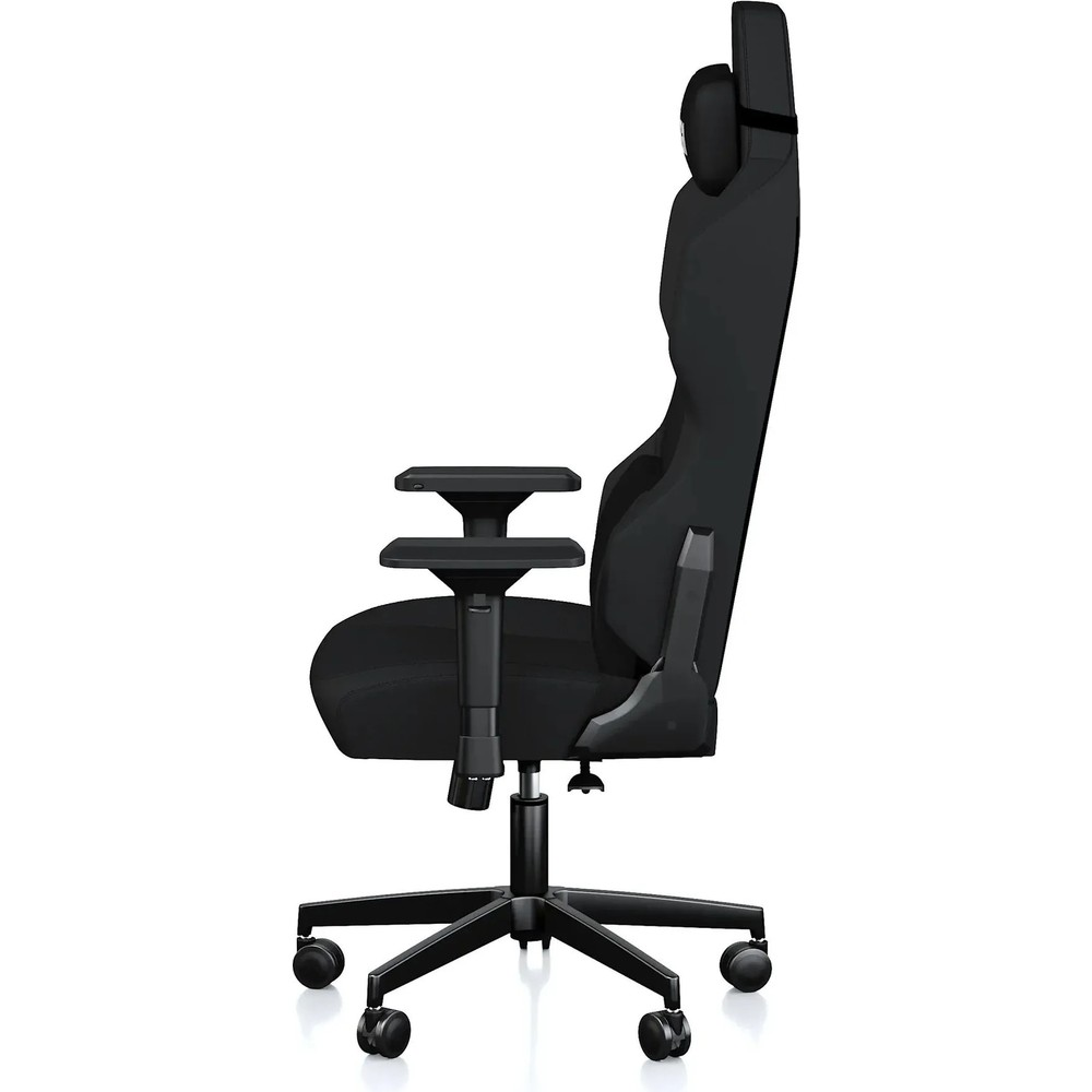 Beyaz arka planda tekerlekli, ergonomik siyah oyuncu koltuğunun yan görünümü.