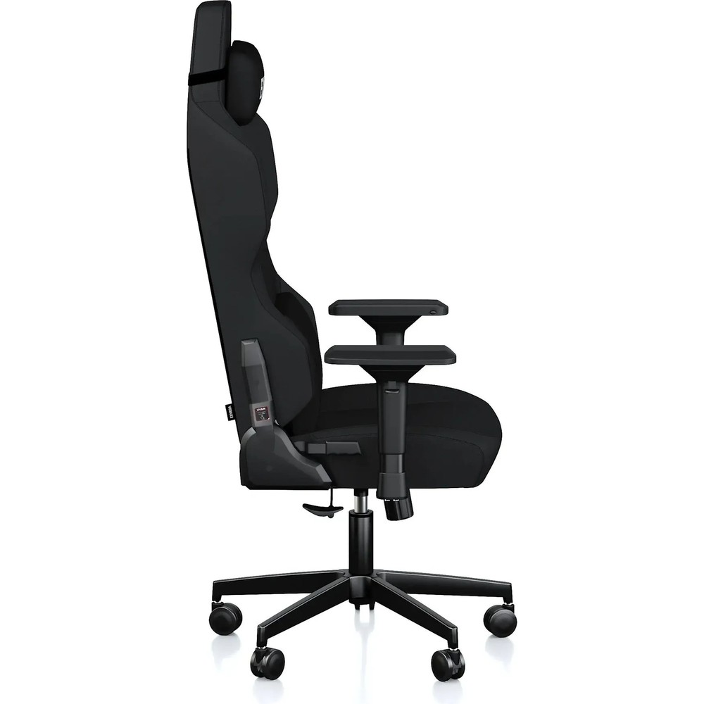 Ayarlanabilir kolçaklı ve baş yastıklı siyah ergonomik oyuncu koltuğu, beyaz arka planda yoldan görünüm.