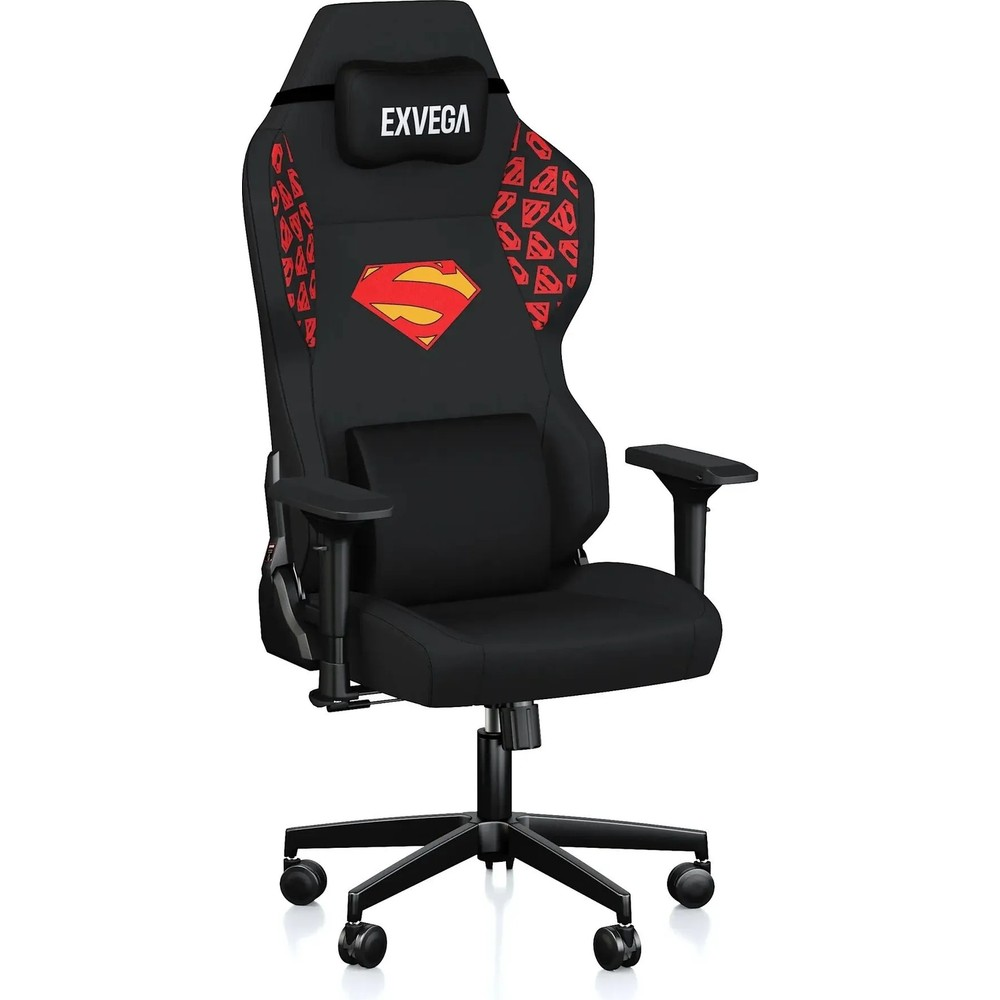 Beyaz arkaplanda Superman logosu ve Exvega yazısı olan siyah ve kırmızı oyuncu koltuğu.