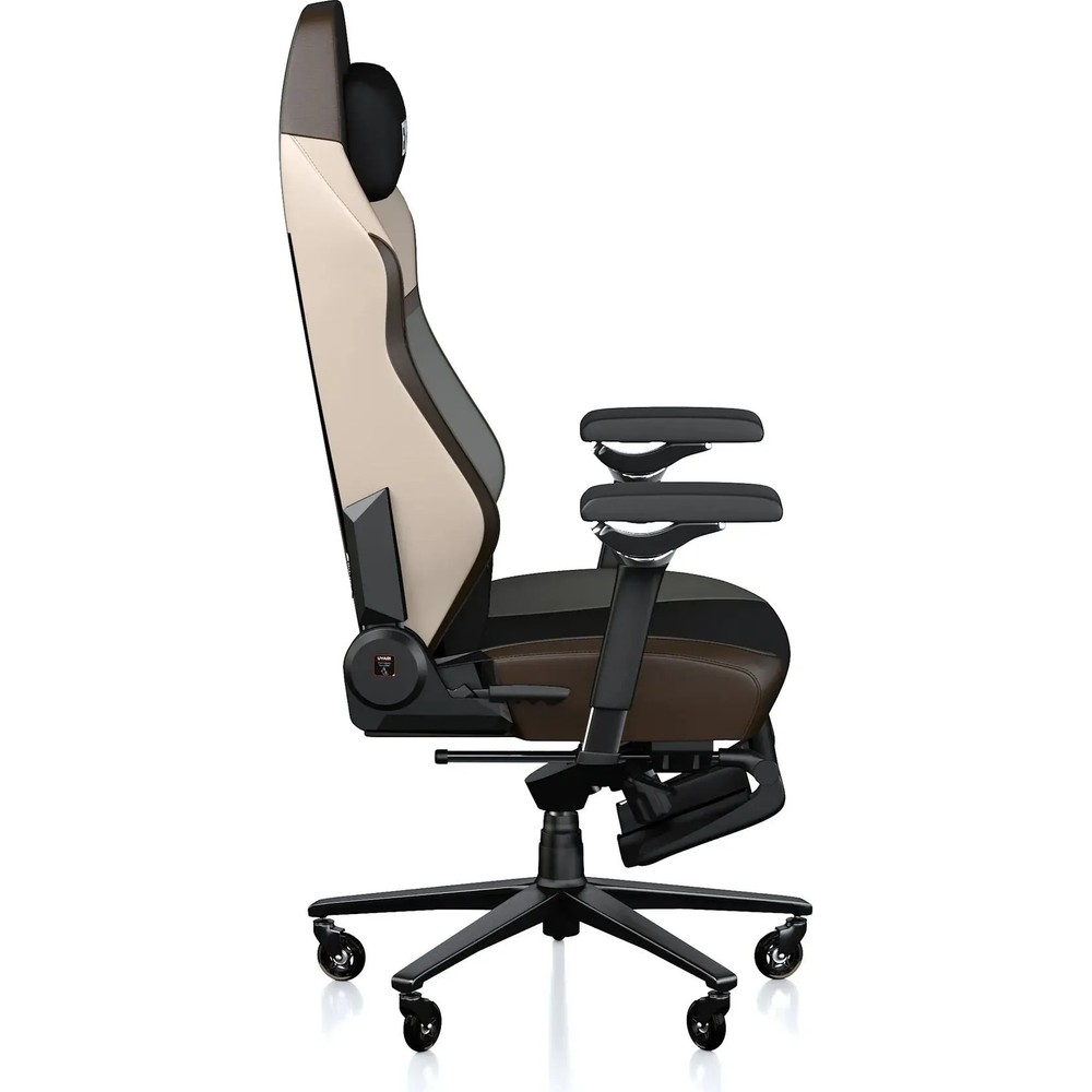 Beyaz arka planda tekerlekli, siyah ve bej renkli ergonomik oyuncu koltuğunun yandan görünümü.