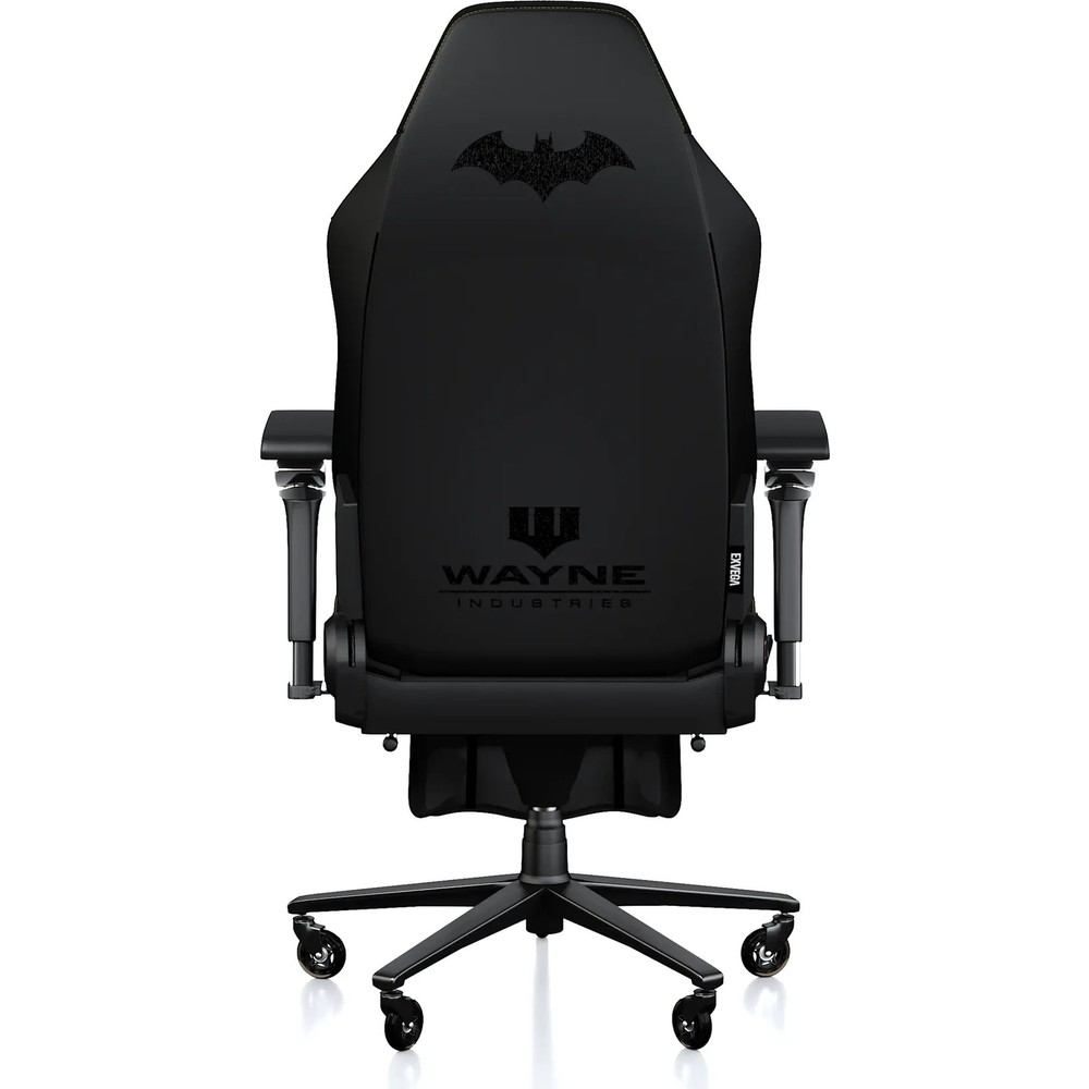 Arkadan görünen siyah oyuncu koltuğu, sırtta üstte Batman logosu ve altta Wayne Industries yazısı bulunuyor.