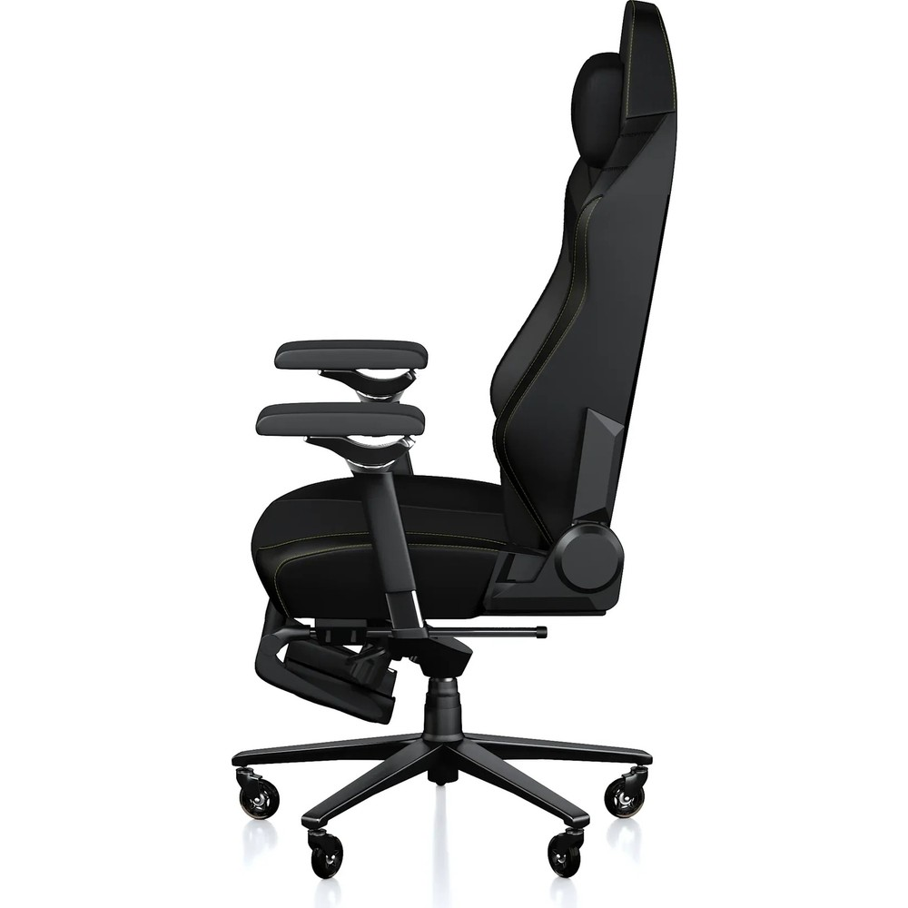 Tekerlekli, kolçaklı ve yüksek sırtlıklı siyah ergonomik ofis koltuğu yandan görünüm.