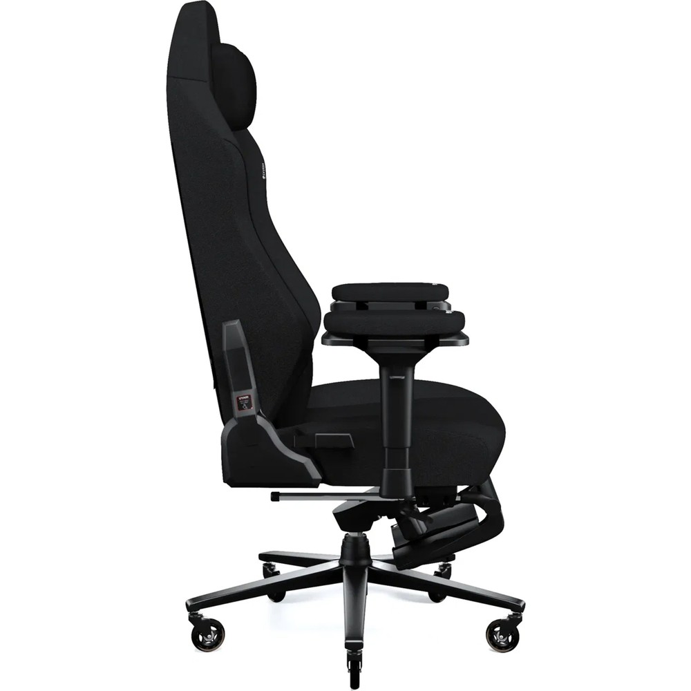 Beyaz arka planda baş desteği, ayarlanabilir kolçaklar ve tekerlekleri olan ergonomik siyah ofis sandalyesinin yan görünümü.