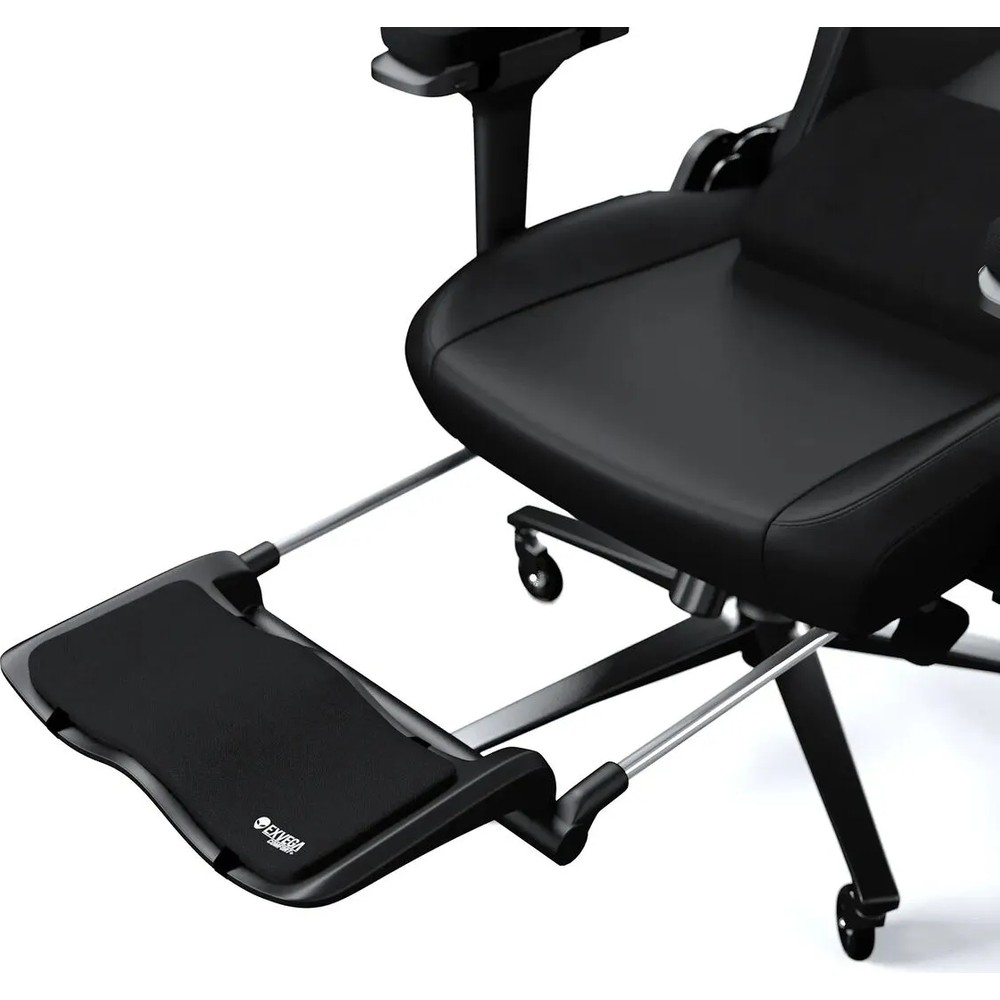 Beyaz arkaplanda uzatılabilir ayak koyma yerli siyah ergonomik ofis koltuğu.