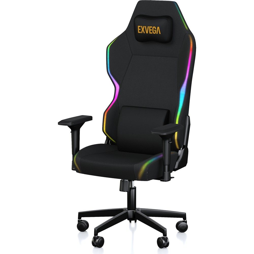 Kenarlarında RGB aydınlatma, baş desteği ve bel yastığı olan siyah oyuncu koltuğu, beyaz arka planda.
