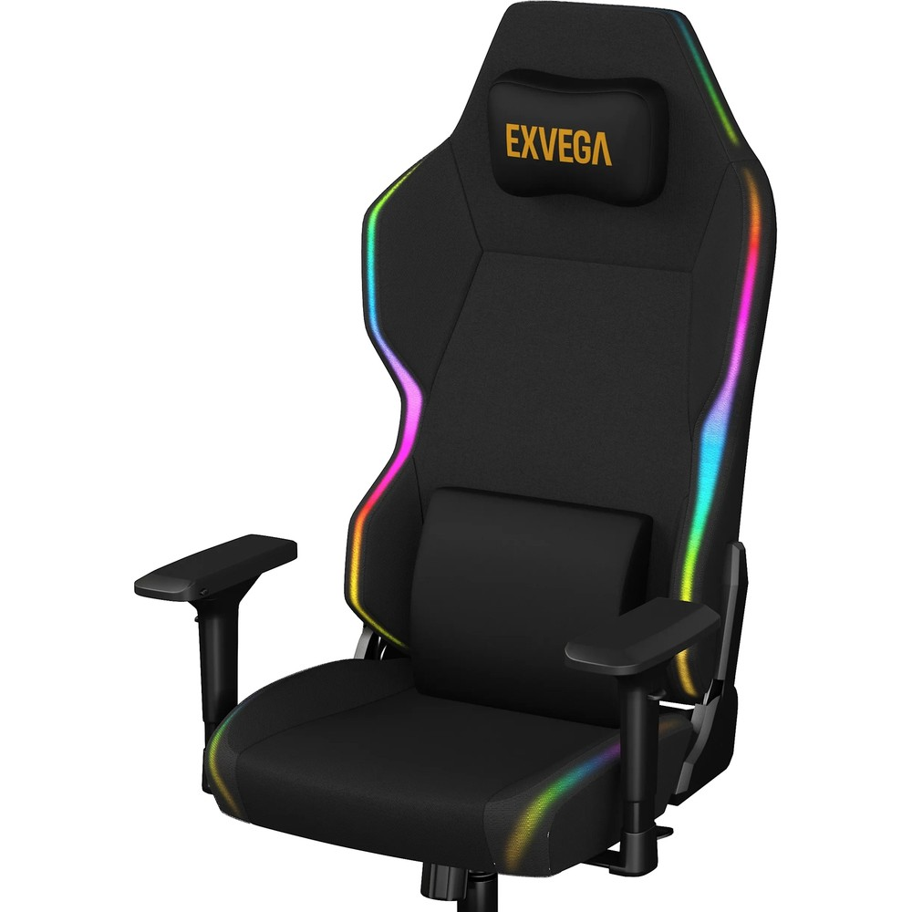 Kenarlarında RGB aydınlatma ve baş desteğinde altın rengi Exvega logosu olan siyah bir oyuncu koltuğu.