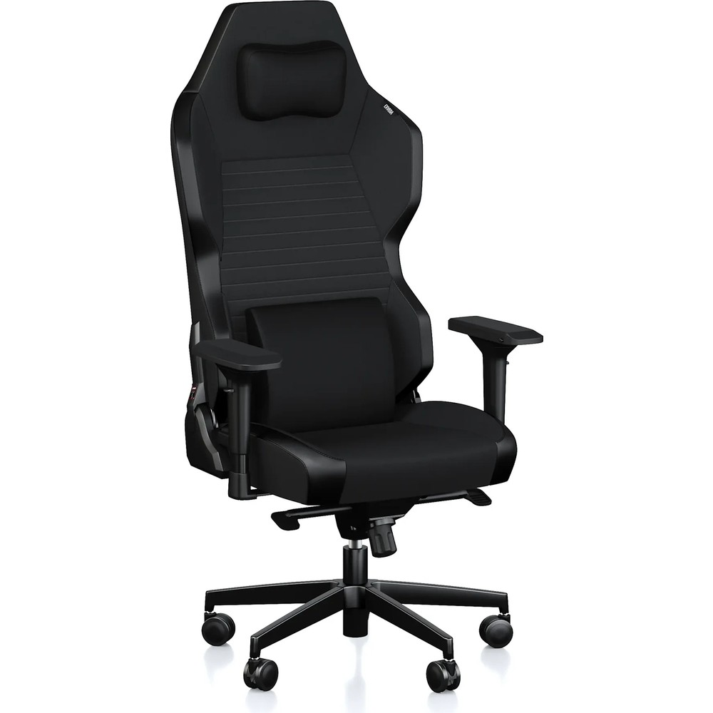 Baş desteği, bel yastığı, ayarlanabilir kolçaklar ve tekerlekleri olan beyaz arka planda ergonomik siyah oyuncu koltuğu.