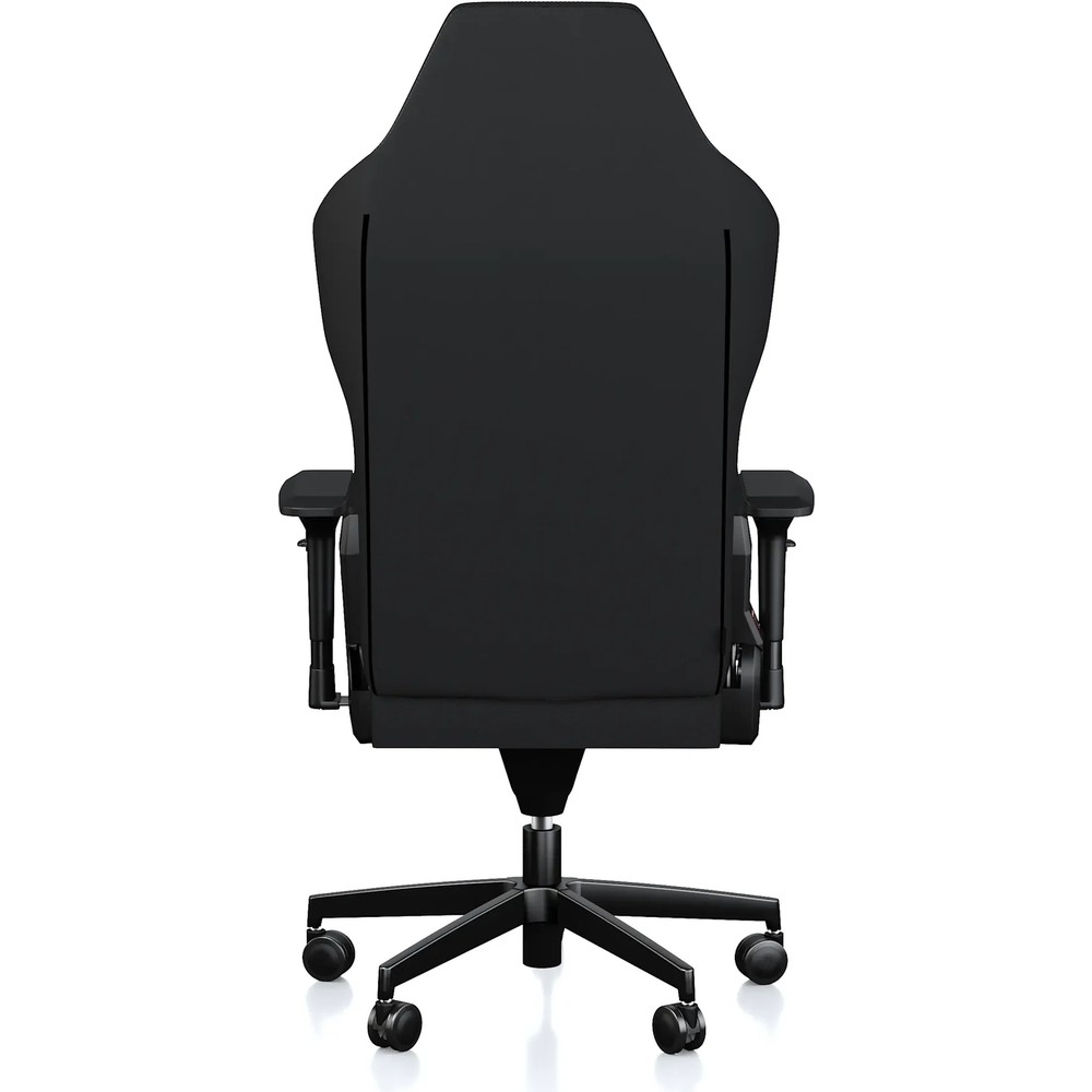 Beyaz arka planda kolçaklı ve tekerlekli ergonomik siyah oyuncu koltuğunun arka görünümü.