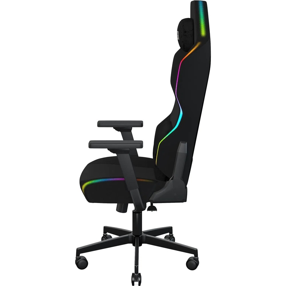 Beyaz arka planda profilden RGB aydınlatmalı siyah oyuncu koltuğu.