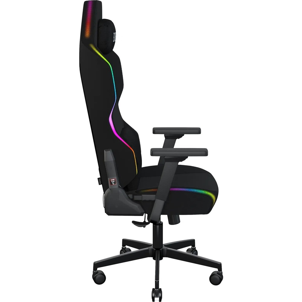 Beyaz arkaplanda yandan görünen RGB aydınlatmalı siyah oyuncu koltuğu.