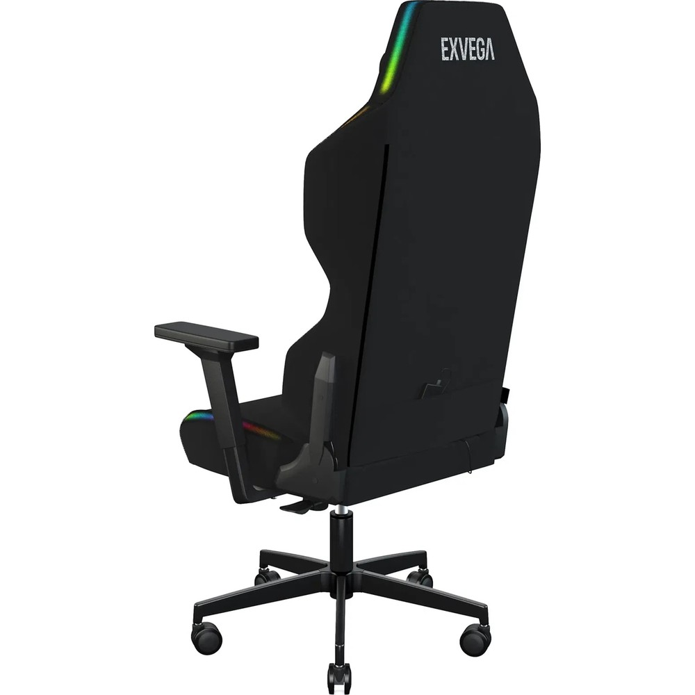 Beyaz arkaplanda RGB aydınlatmalı ve tekerlekli siyah Exvega oyuncu koltuğunun arka görünümü.