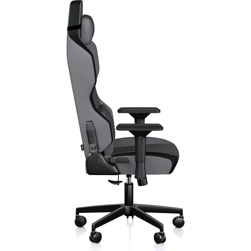Beyaz arka planda tekerlekli, gri ve siyah renkli ergonomik oyuncu koltuğunun yan görünümü.
