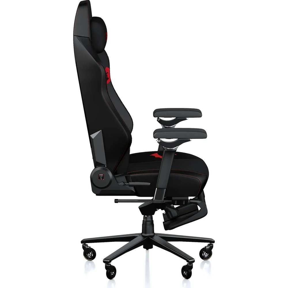 Kırmızı detaylı, ayarlanabilir kolçaklı ve tekerlekli tabana sahip siyah ergonomik oyuncu koltuğunun yandan görünümü.