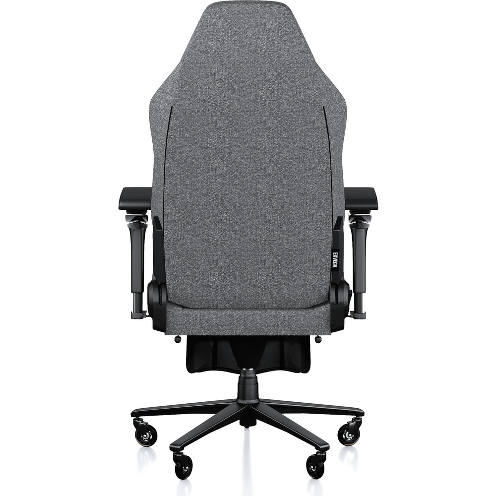 Beyaz arka planda siyah metal ayaklı ve tekerlekli gri ergonomik oyuncu koltuğunun arka görünümü.