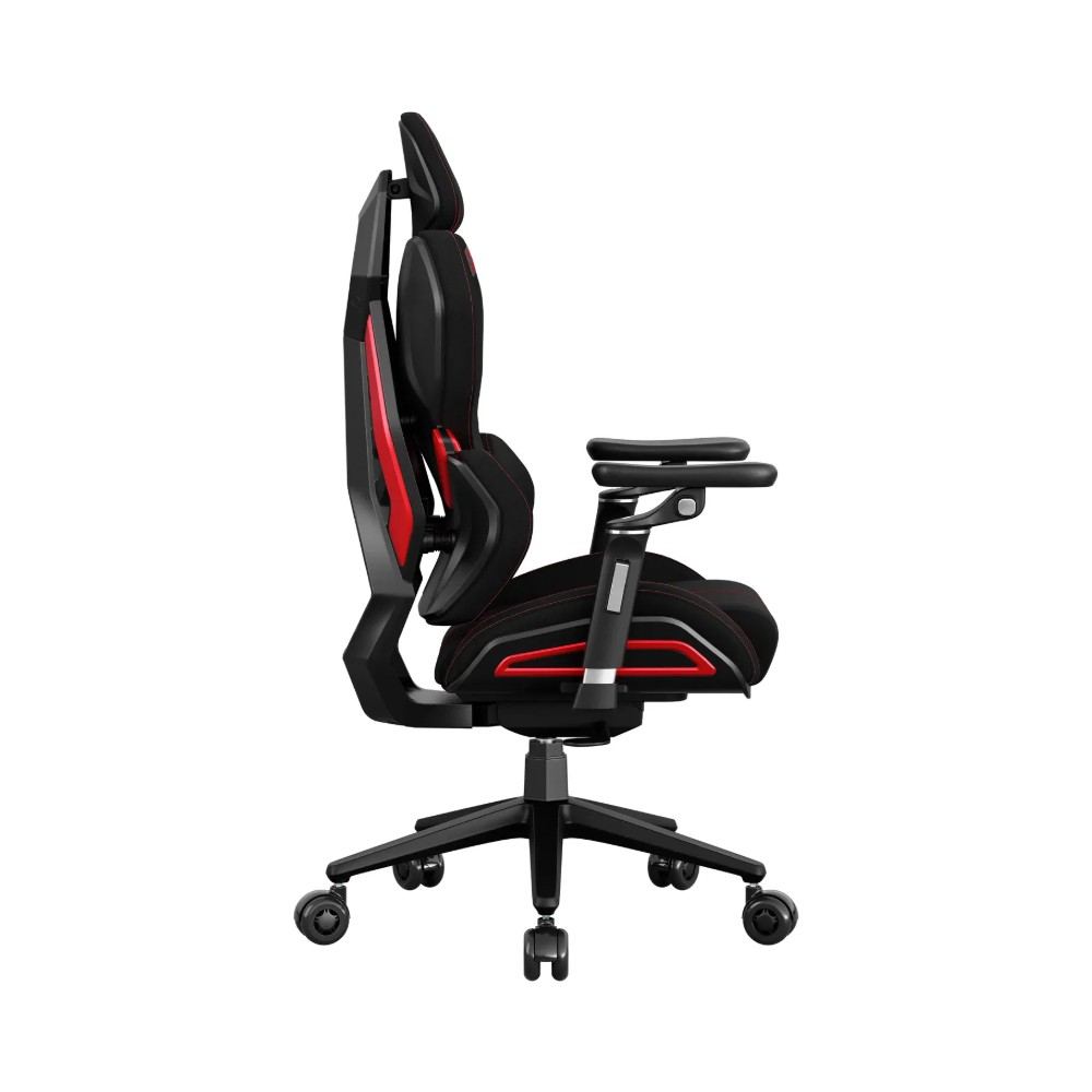 Kırmızı detaylı ve tekerlekli ergonomik siyah oyuncu koltuğunun yan görünümü.