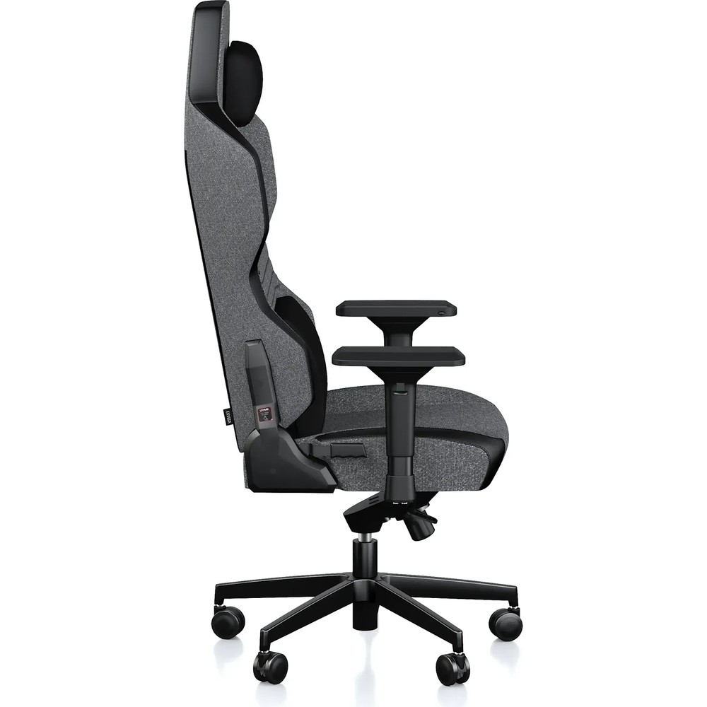 Beyaz arka planda tekerlekli, gri ve siyah renkli ergonomik oyuncu koltuğunun yan görünümü.