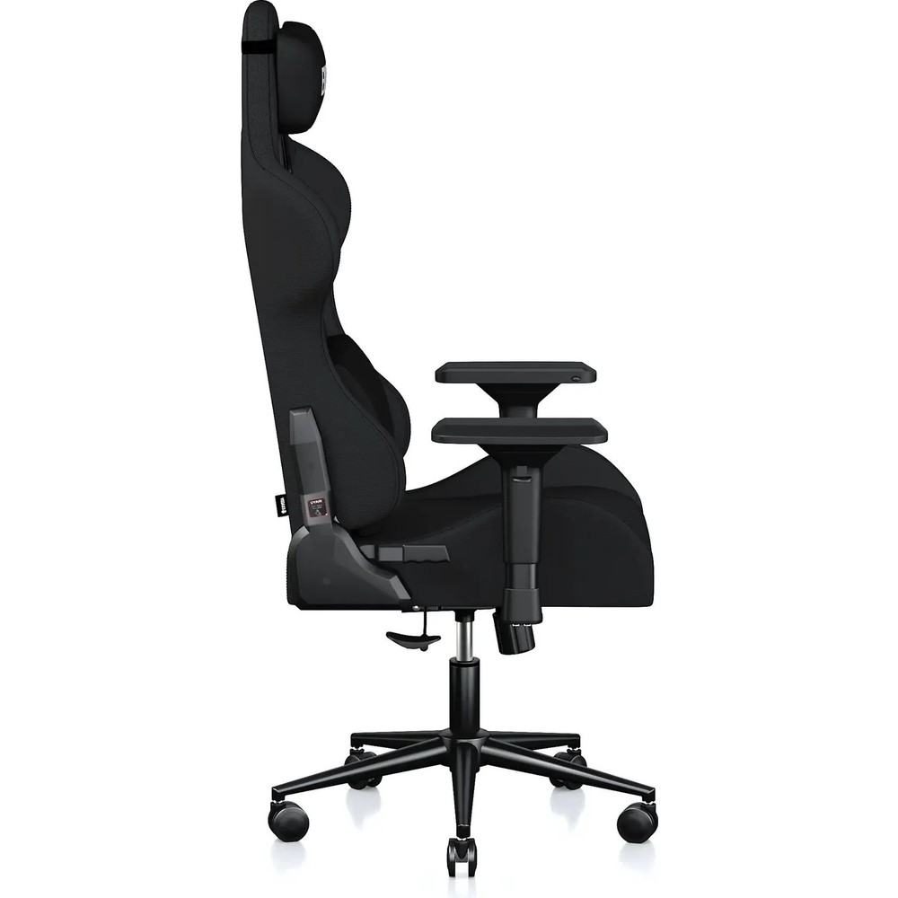 Beyaz arka planda tekerlekli, ergonomik siyah oyuncu koltuğunun yan görünümü.