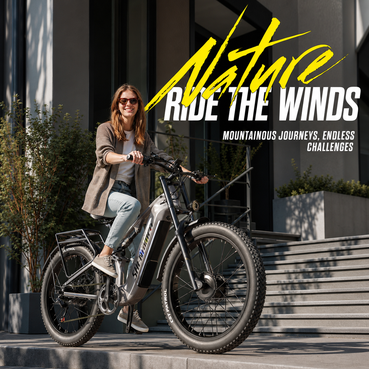 Una donna sorridente è seduta su una moderna bicicletta elettrica davanti a un edificio.
