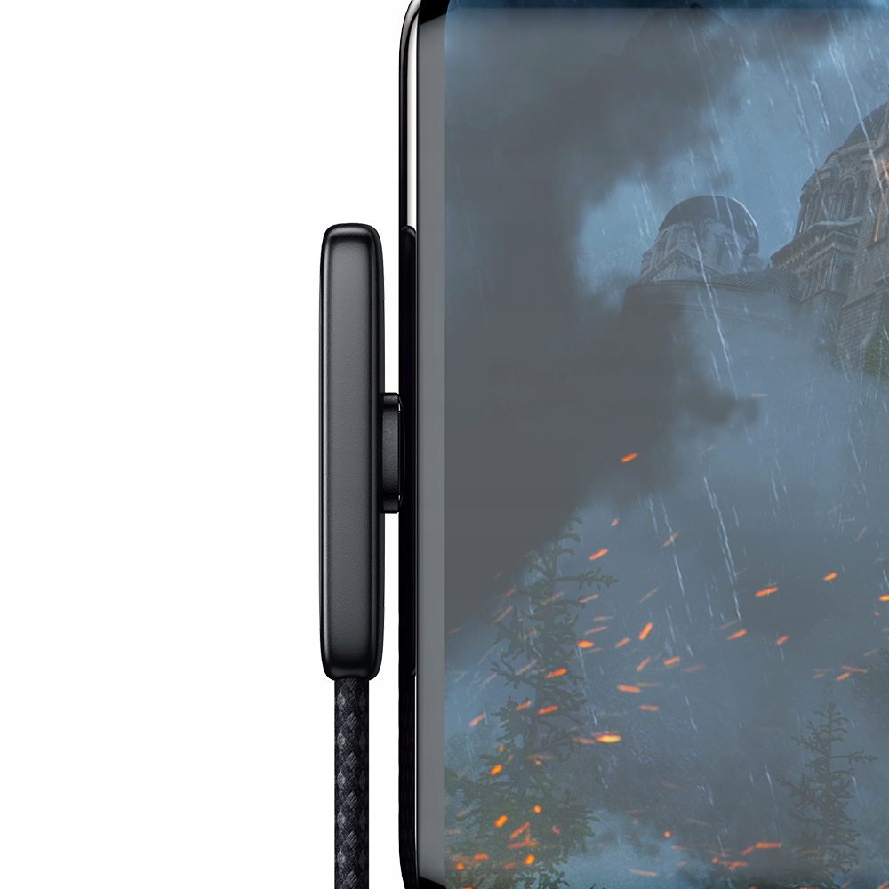 Un cavo di ricarica nero è collegato al lato di uno smartphone che mostra uno sfondo a tema fantastico.