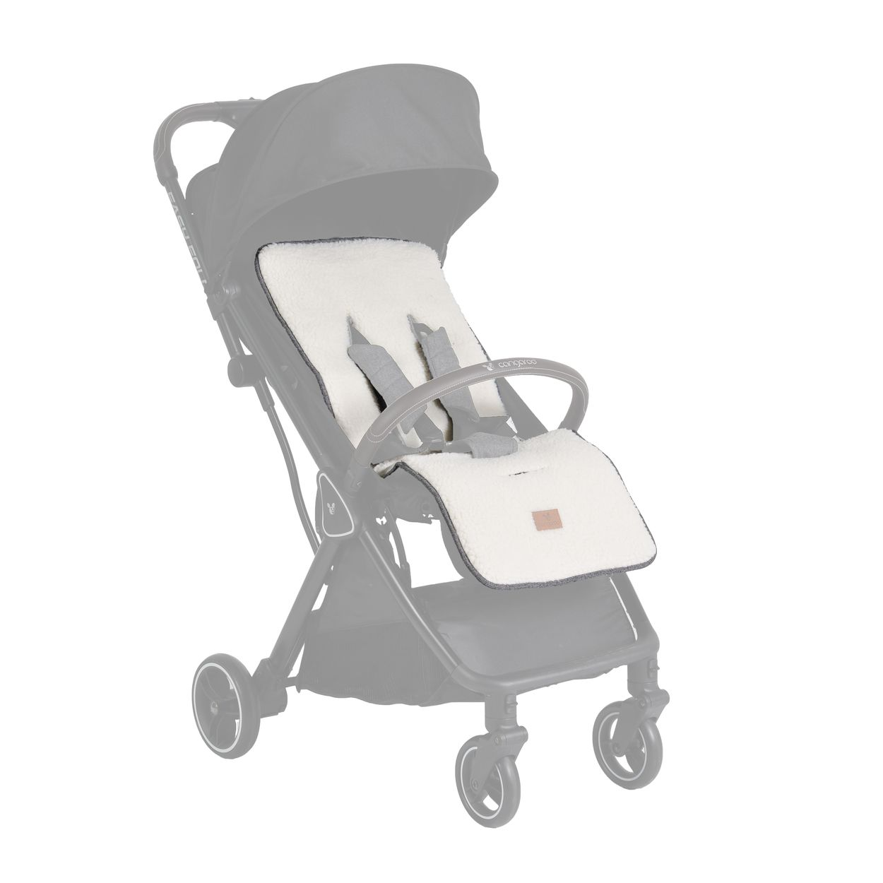 Ein Kinderwagen mit einem weißen, flauschigen Einsatz und Sicherheitsgurten auf weißem Hintergrund.