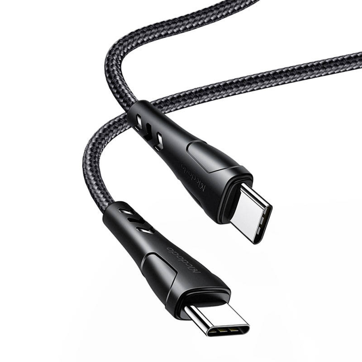 Due cavi USB-C intrecciati neri con connettori metallici su sfondo bianco.
