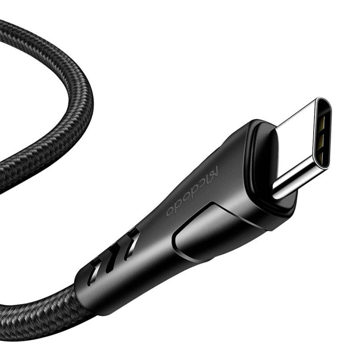 Un cavo USB-C nero con cordino intrecciato e connettore in metallo su fondo bianco.