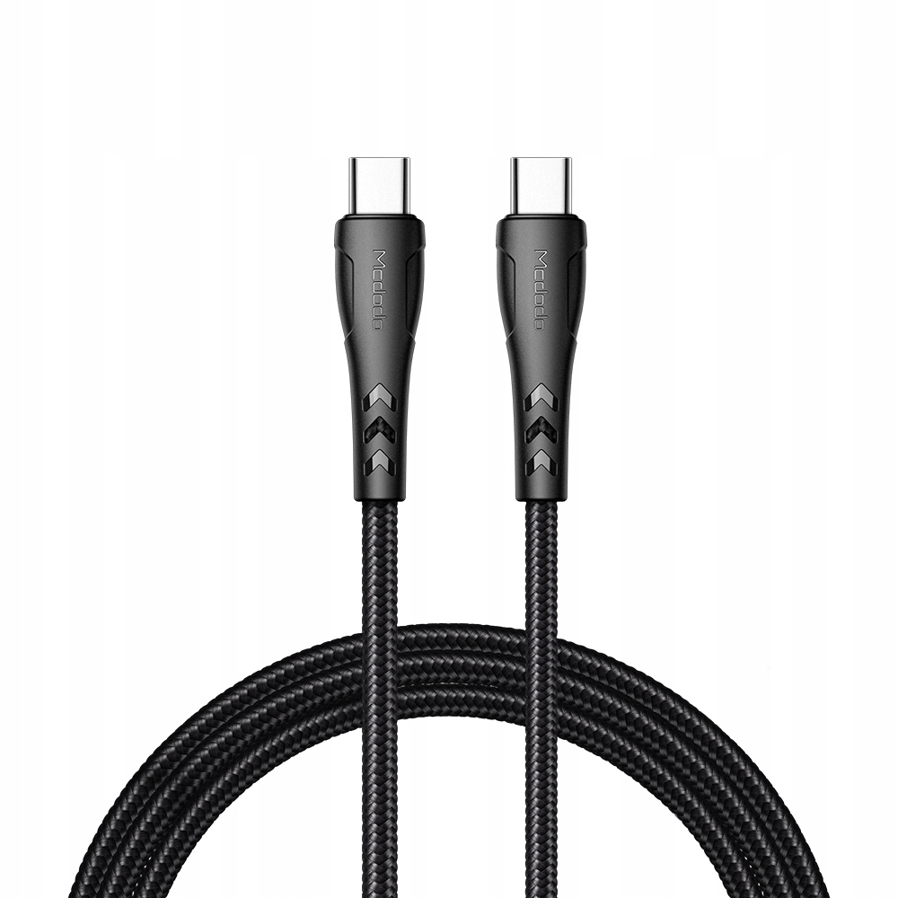 Due cavi USB-C neri intrecciati con connettori metallici su sfondo bianco.