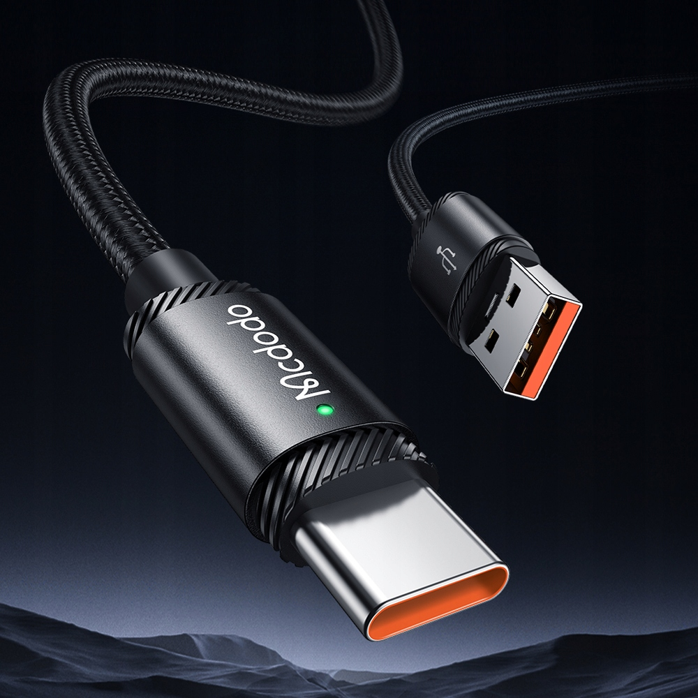 Un cavo USB-C intrecciato nero con connettori in metallo e una piccola luce verde su sfondo scuro.