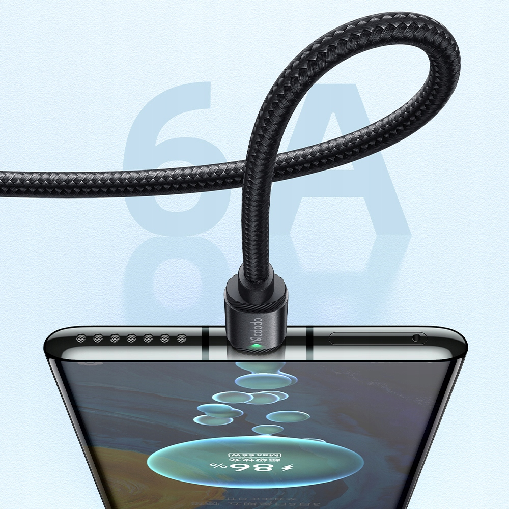 Un cavo di ricarica intrecciato nero è collegato a uno smartphone che mostra l'86 percento.