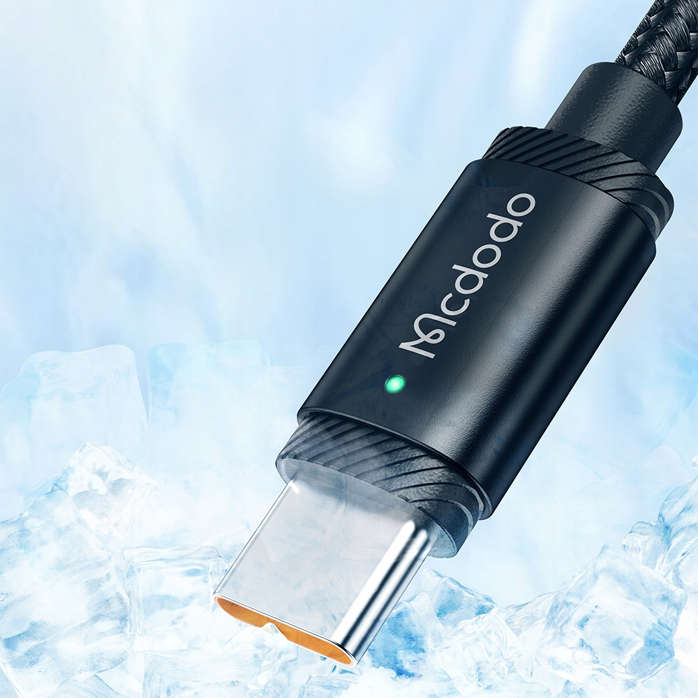 Un connettore per cavo USB-C Mcdodo con una spia luminosa su uno sfondo ghiacciato.
