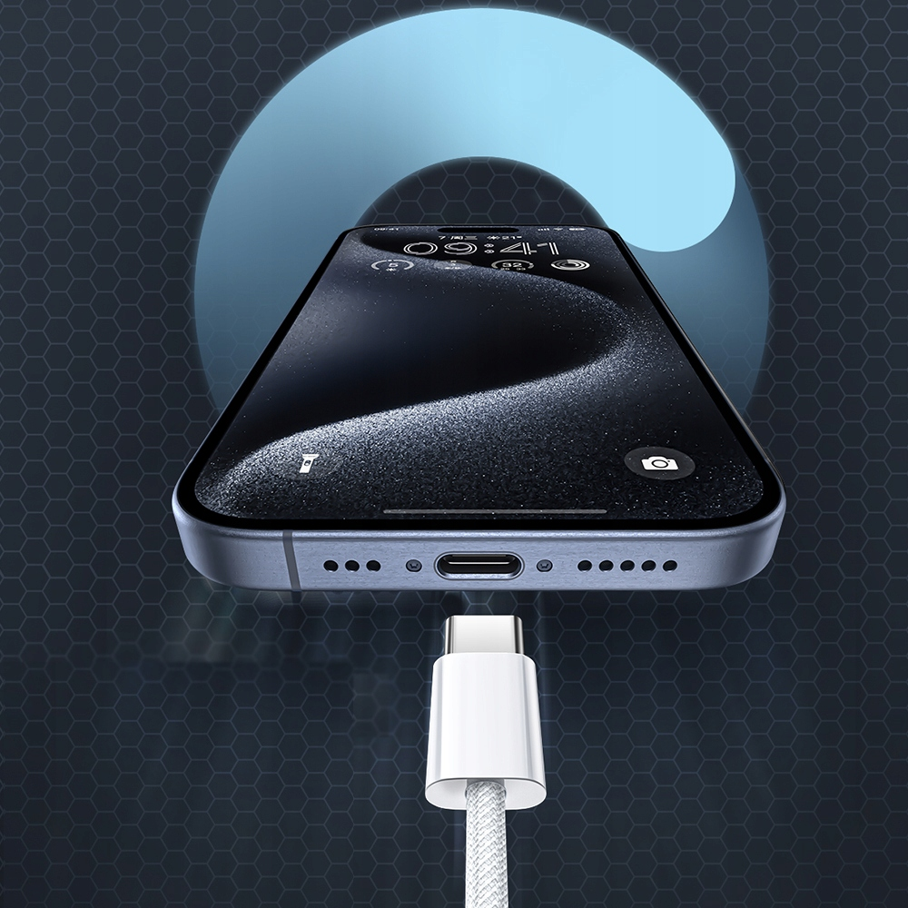 Uno smartphone viene caricato verticalmente con un cavo USB-C bianco su sfondo esagonale scuro e decorato.