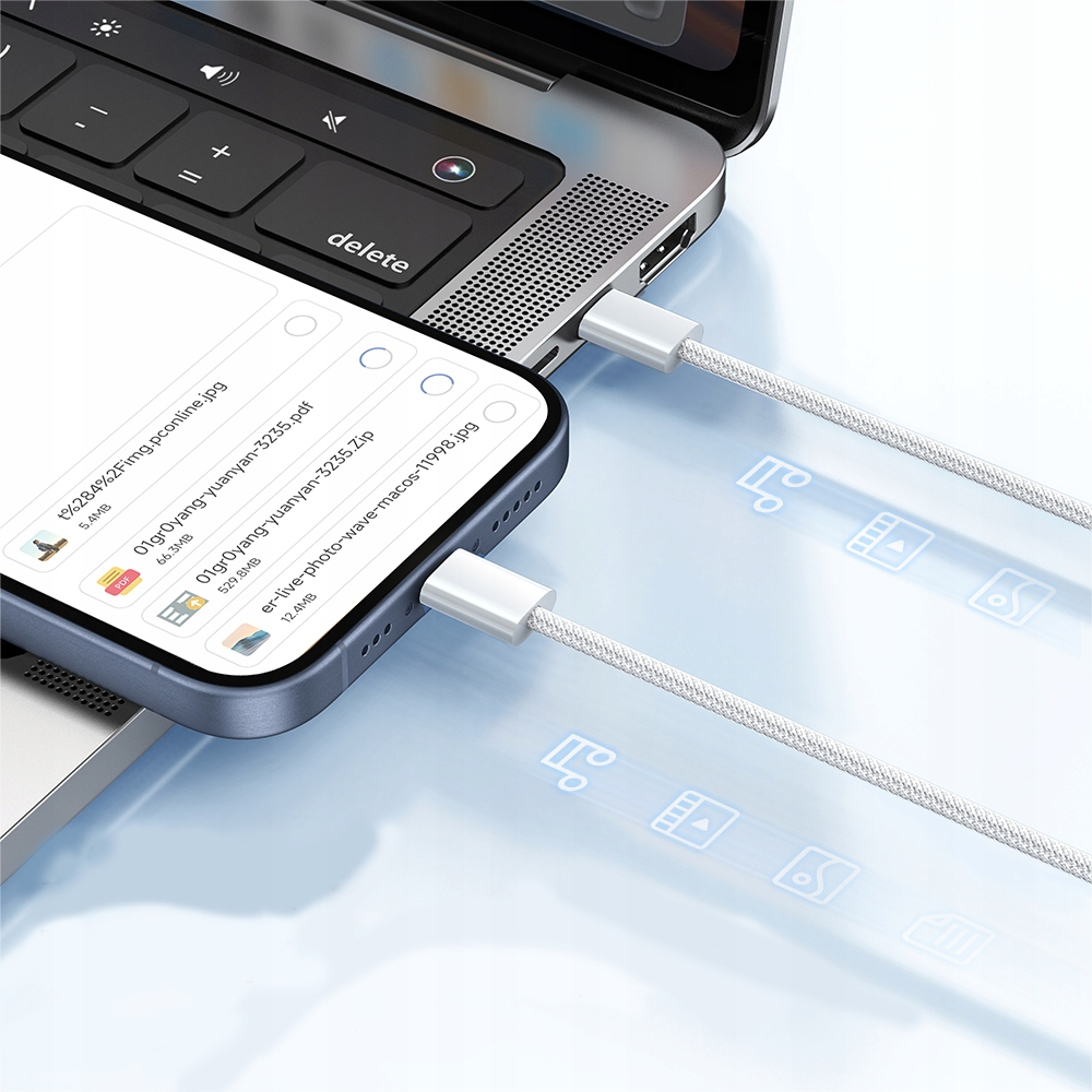 Uno smartphone collegato a un laptop tramite cavo USB bianco, con icone di trasferimento file.