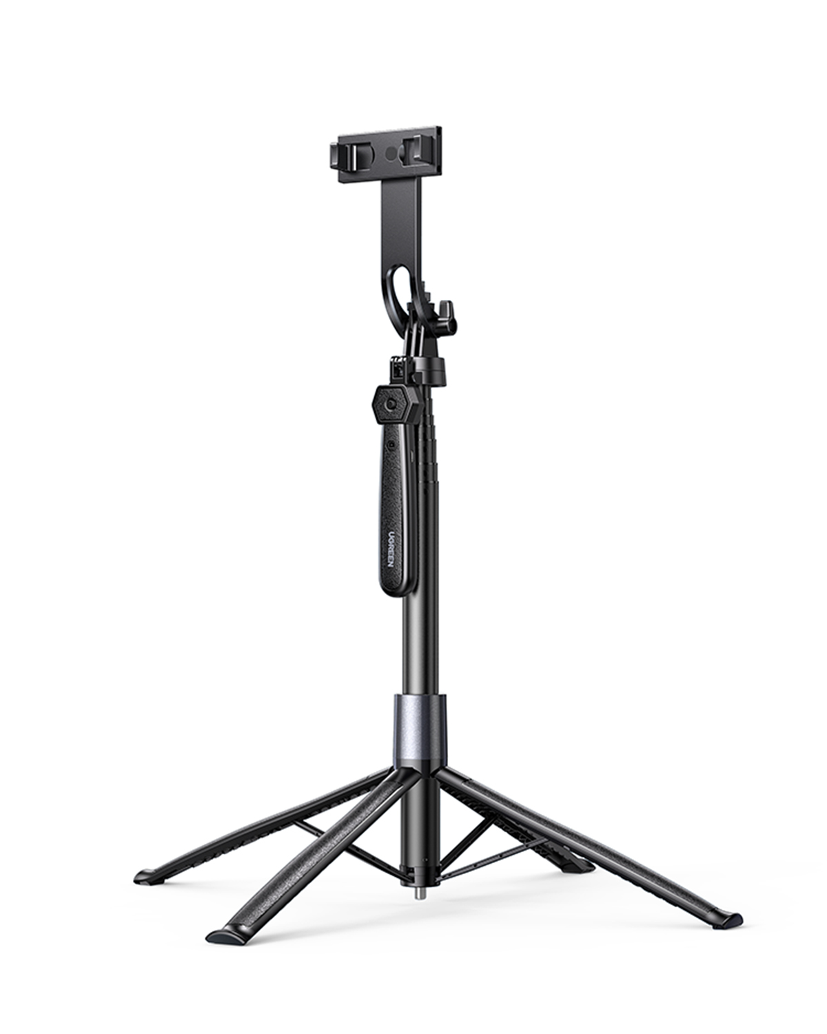 Beyaz arka planda telefon tutuculu, uzatılabilir direkli ve katlanabilir ayaklı siyah Ugreen selfie çubuğu ve tripod.