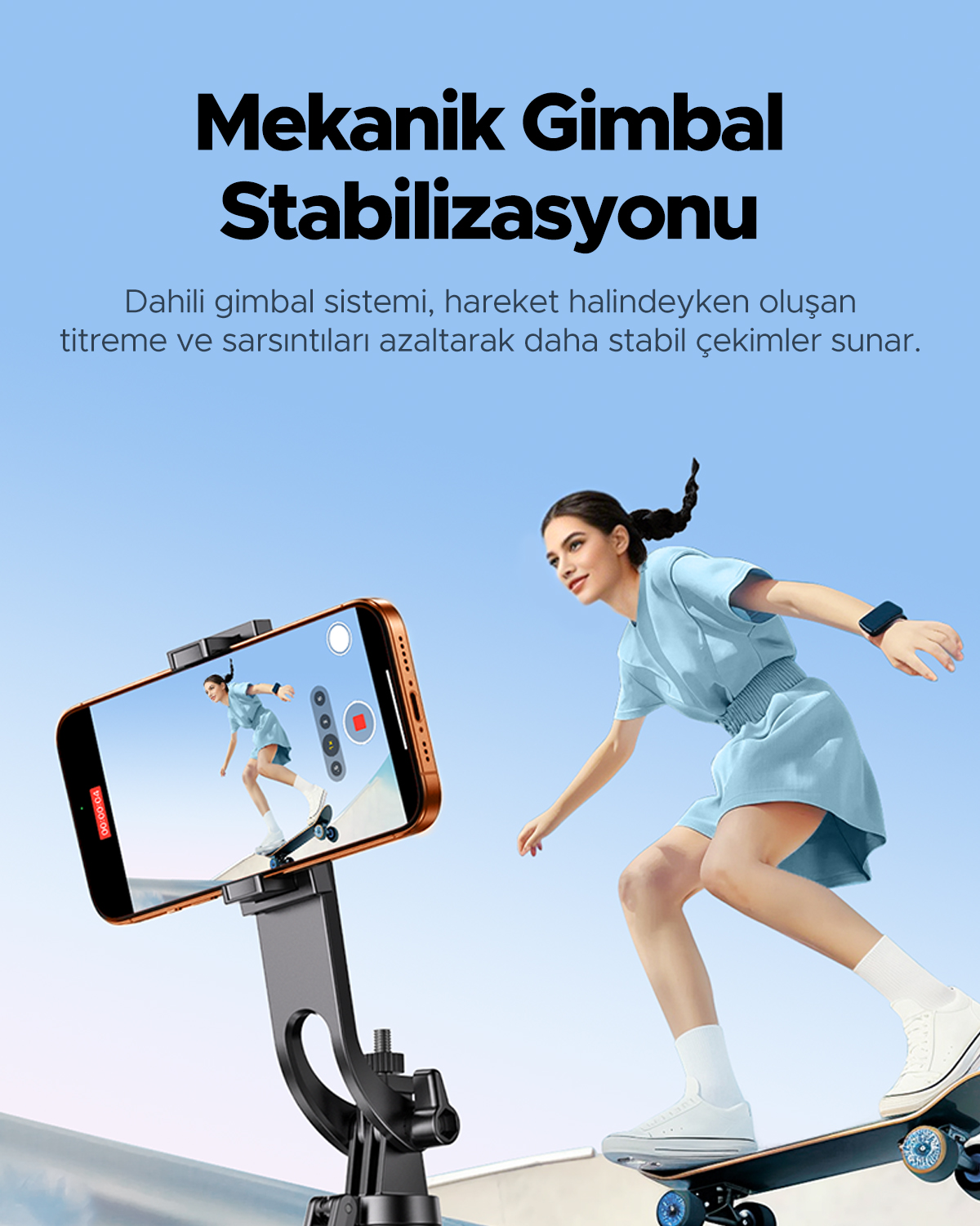 Bir kadın kaykay yaparken, gimbal üzerindeki telefon sahneyi kaydeder.