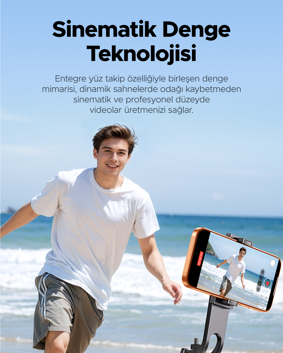 Sahilde koşan genç bir adam, gimbal üzerindeki akıllı telefonla çekiliyor, üzerinde Türkçe yazılar var.