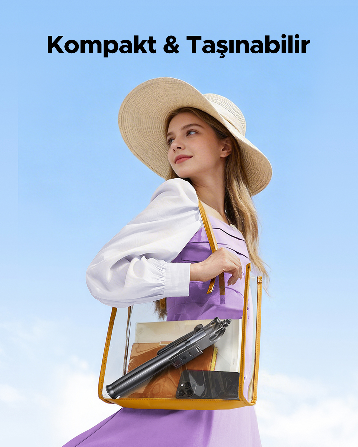 Mavi gökyüzü önünde şapkalı ve şeffaf çantalı kadın, Kompakt & Taşınabilir yazısıyla.