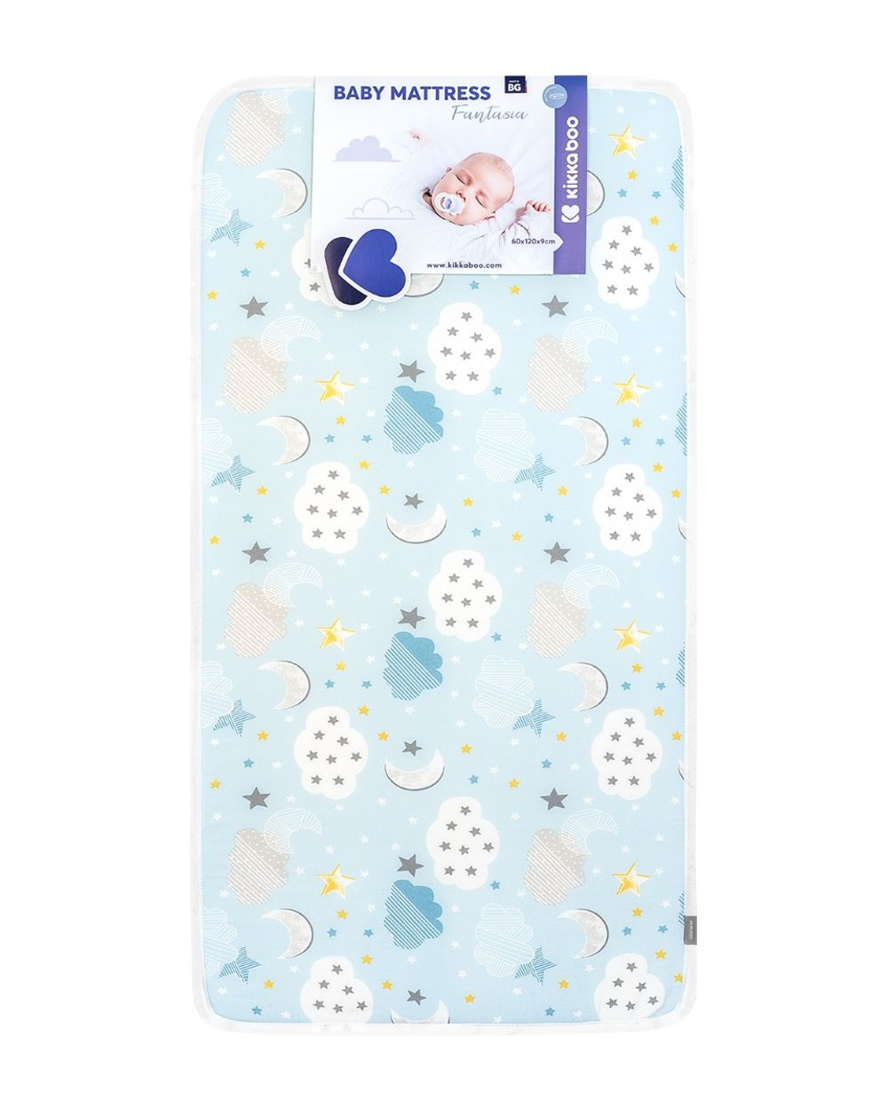 Blaue Babymatratze mit Wolken-, Stern- und Mondmuster sowie Etikett.