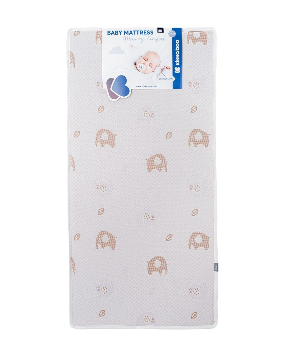 Eine Babymatratze mit grauem Elefanten- und Blattmuster und einem Produktetikett mit einem schlafenden Baby.