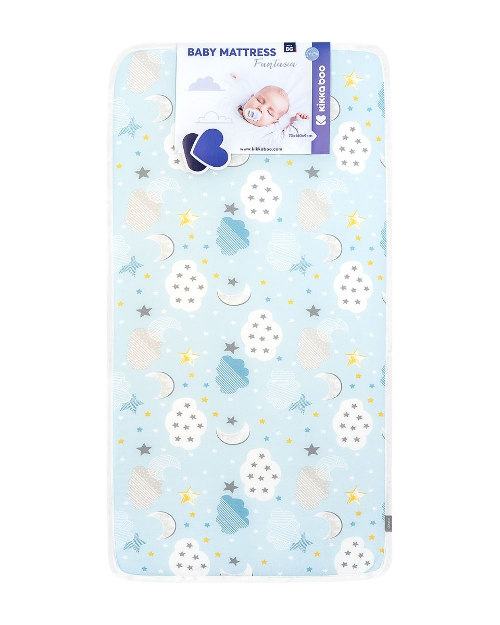 Eine hellblaue Babymatratze mit Wolken-, Sternen- und Mondmuster sowie einem Produktetikett oben.