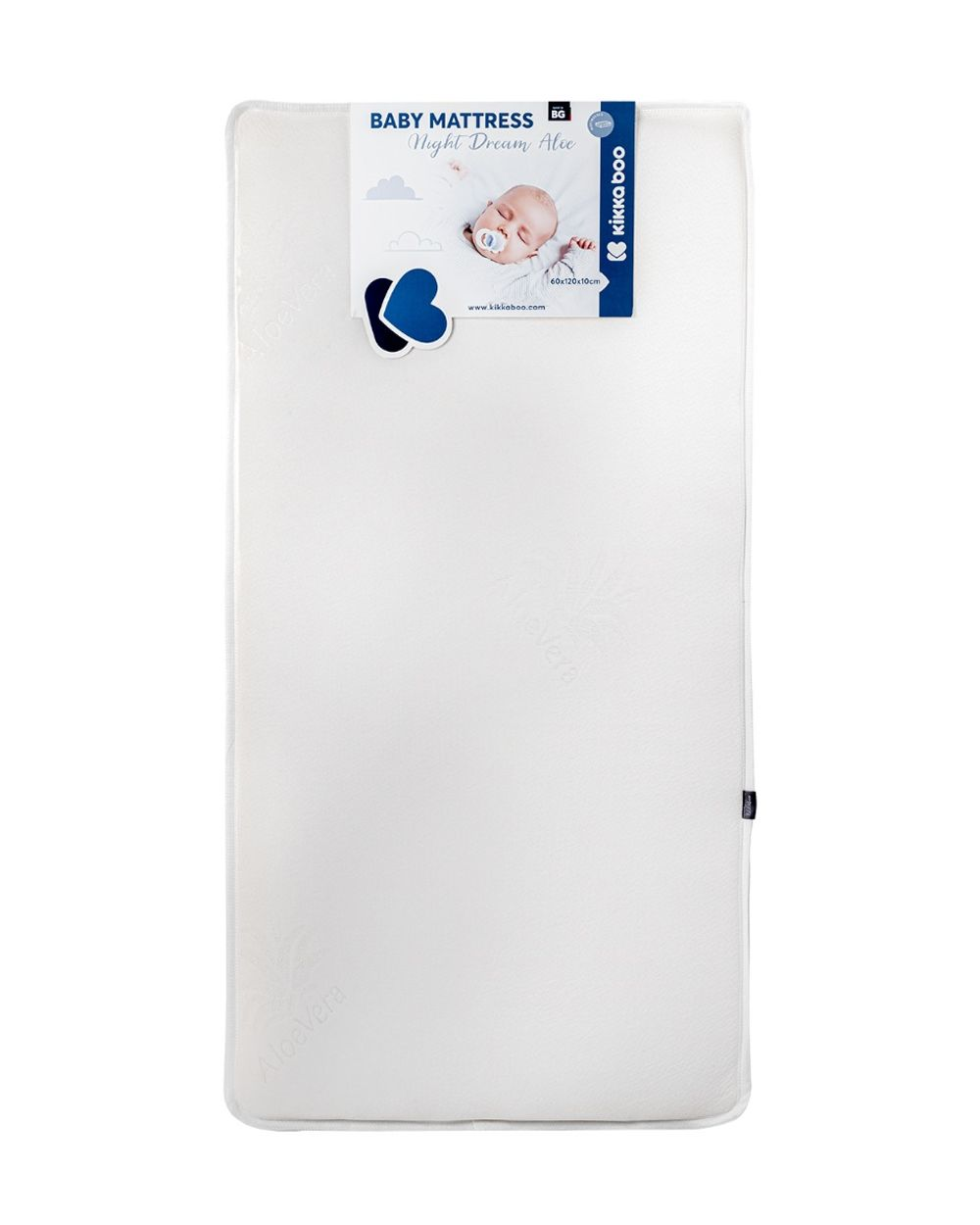 Weiße Babymatratze mit Werbekarte eines schlafenden Babys und blauem Herzetikett.