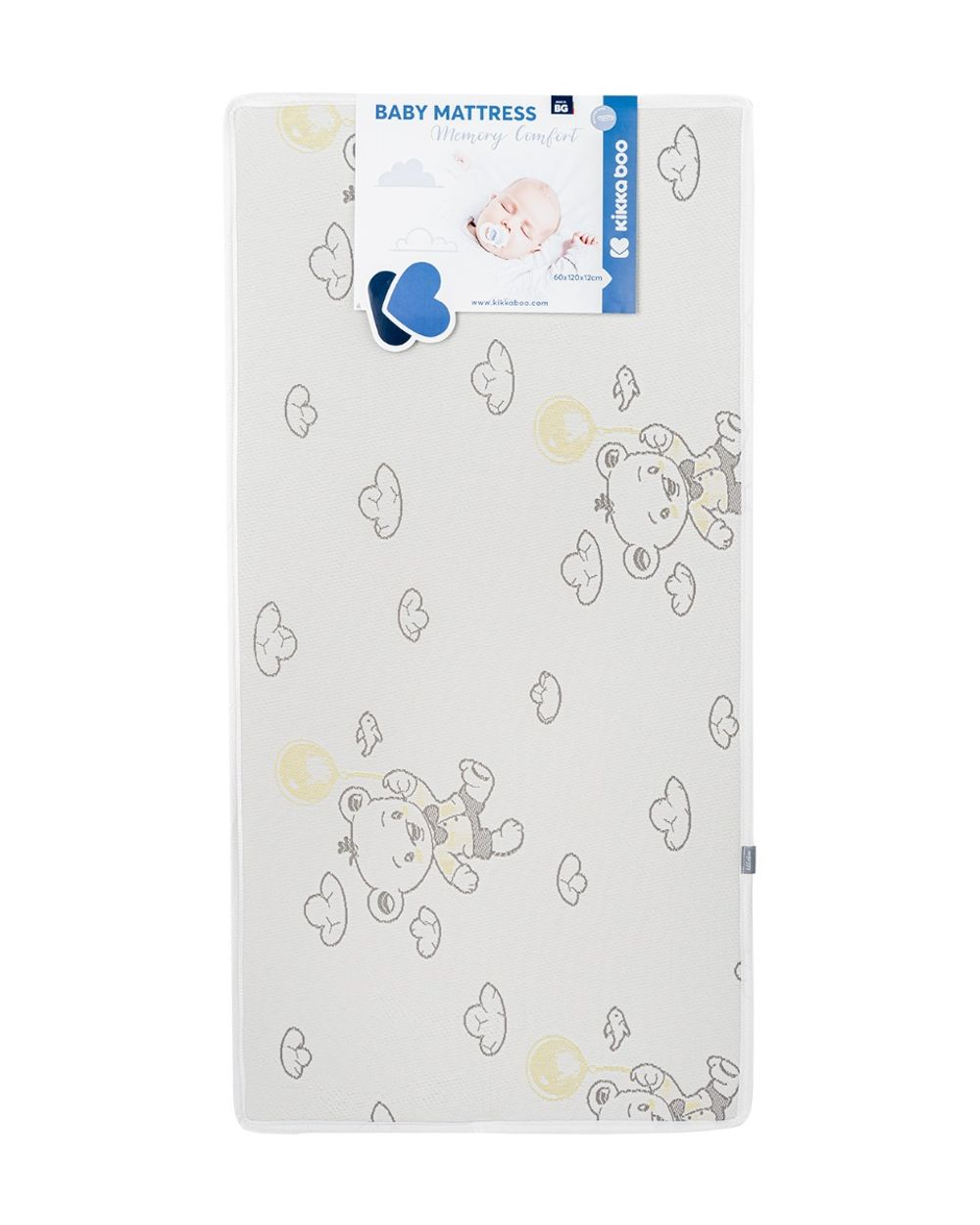 Eine Baby-Matratze mit einem Muster aus kleinen Bären, Wolken und gelben Ballons sowie einer Produktkarte oben.