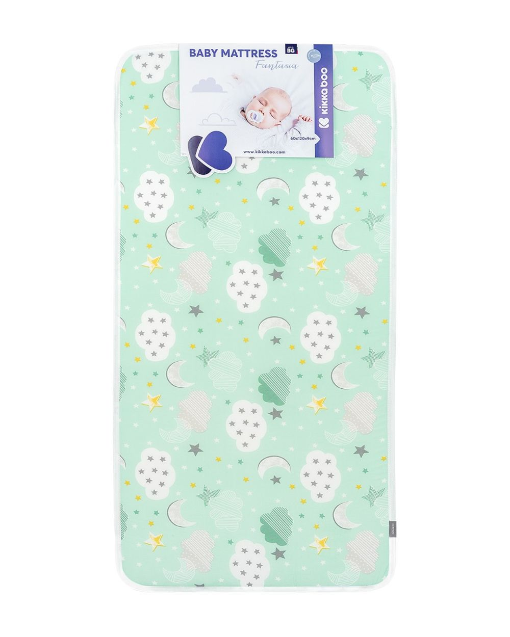 Babymatratze mit mintgrünem Bezug mit weißen Wolken, gelben Sternen und silbernen Monden und Produktetikett.