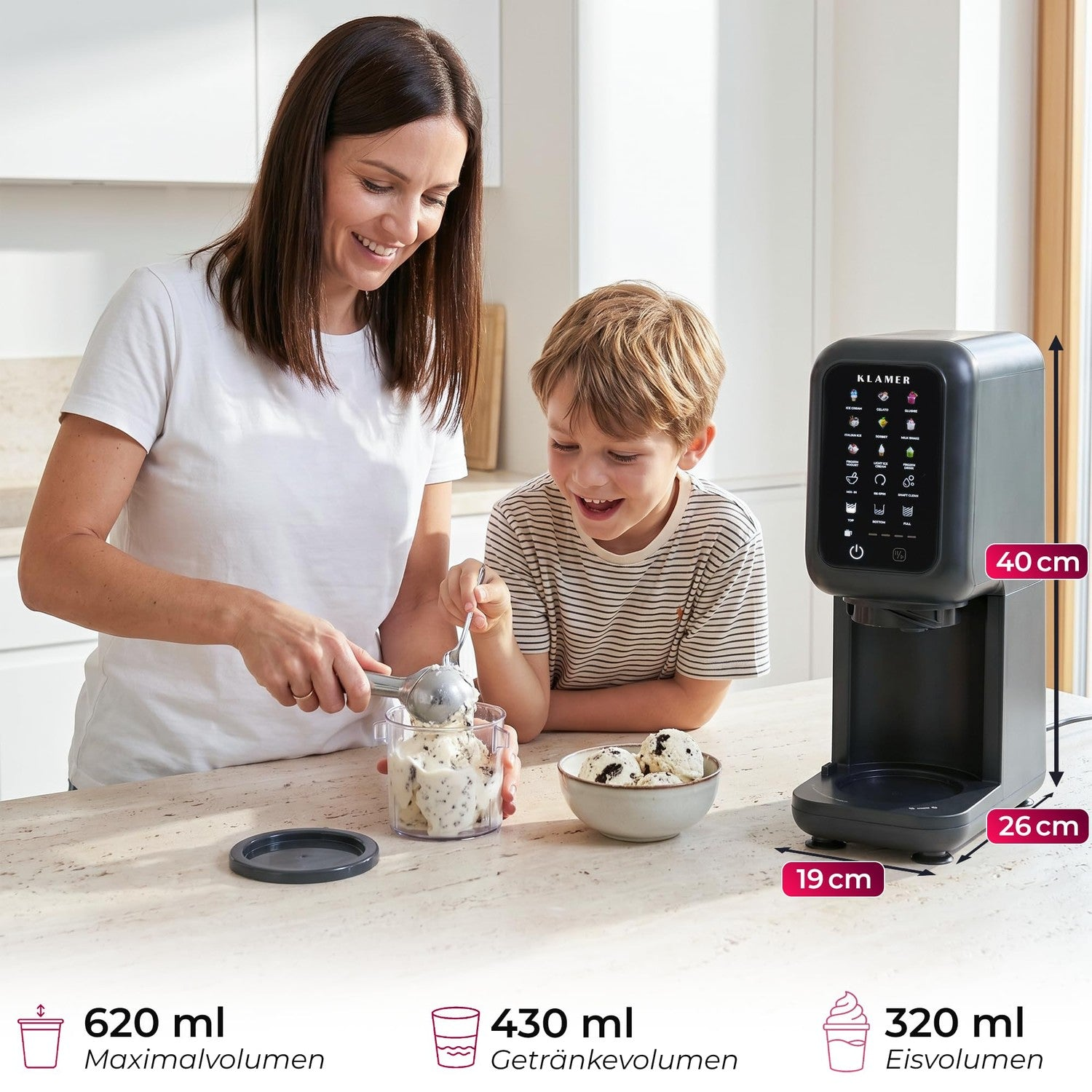 Eine Frau und ein Junge schöpfen in einer Küche Eis neben einer Eismaschine mit Maßangaben.