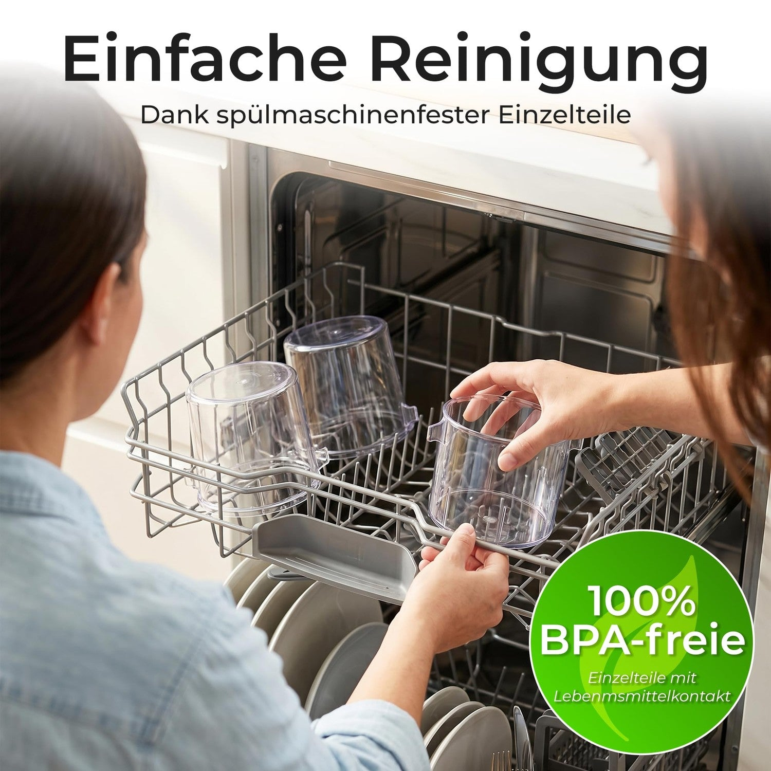 Eine Frau räumt transparente Plastikbehälter in den Geschirrspüler.