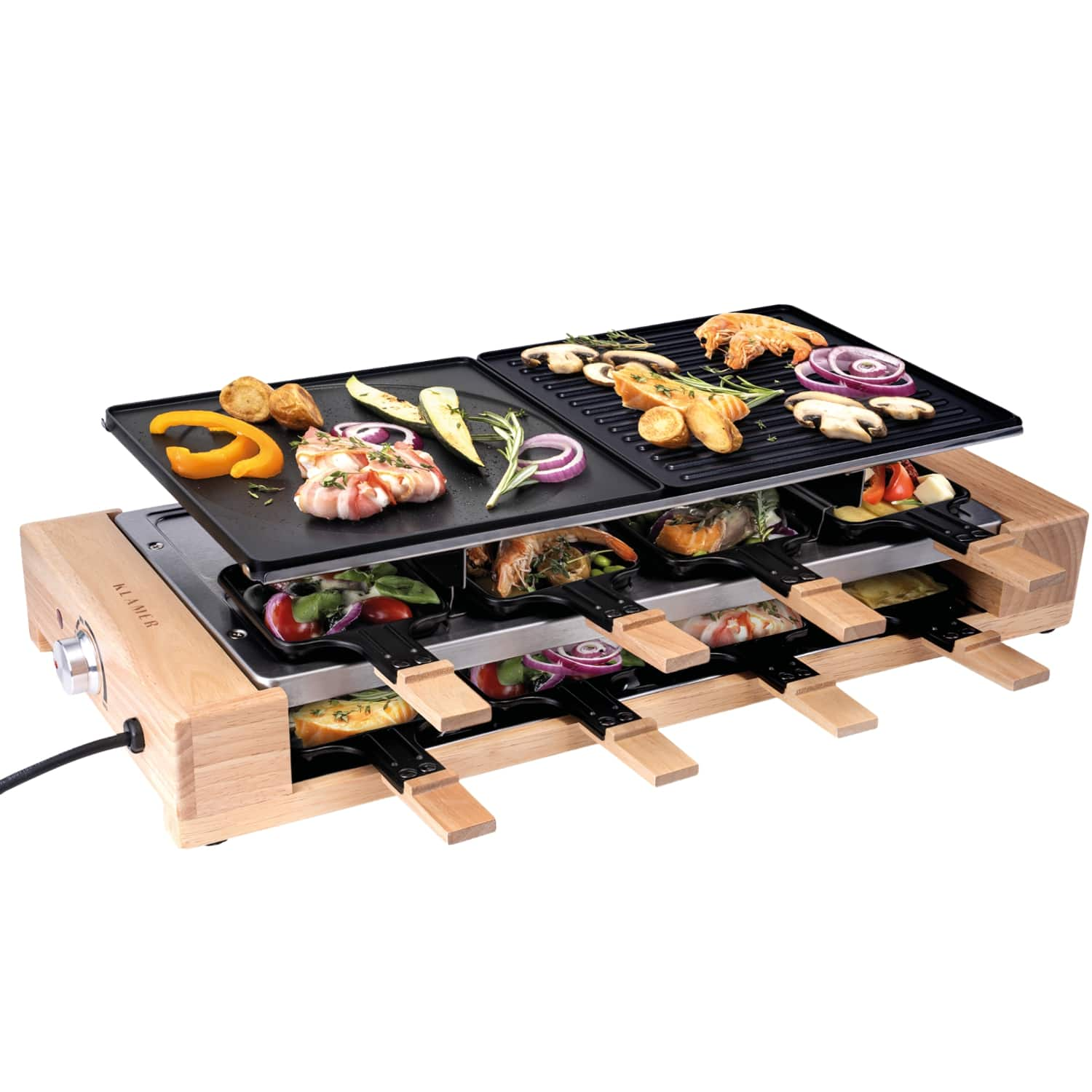 Ein Raclette-Grill aus Holz mit schwarzer Grillplatte gart Gemüse und Fleisch, unten Pfännchen mit Essen.