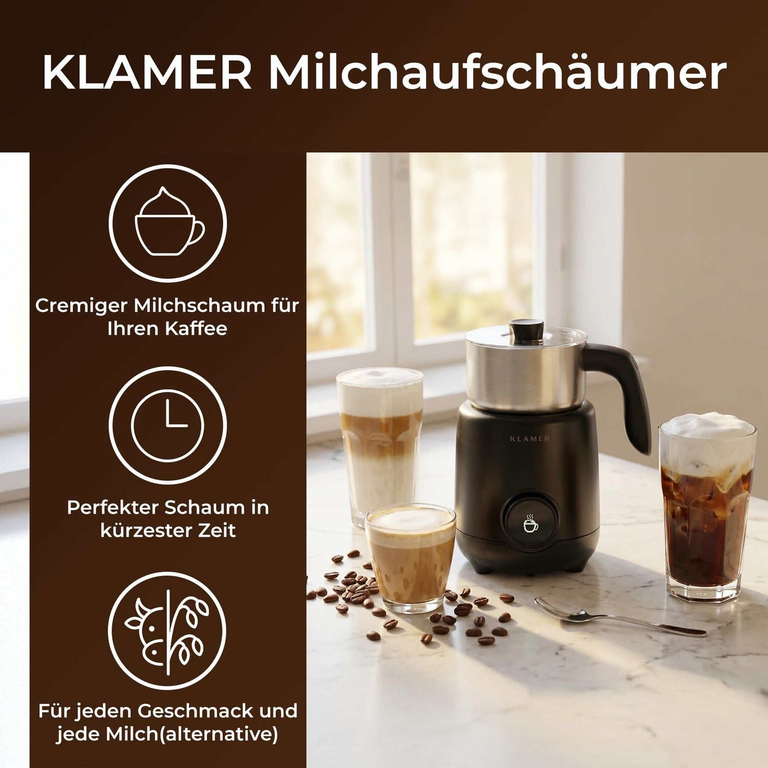 Schwarzer Klamer Milchaufschäumer auf Marmorplatte mit Kaffeegläsern, Kaffeebohnen und Text.