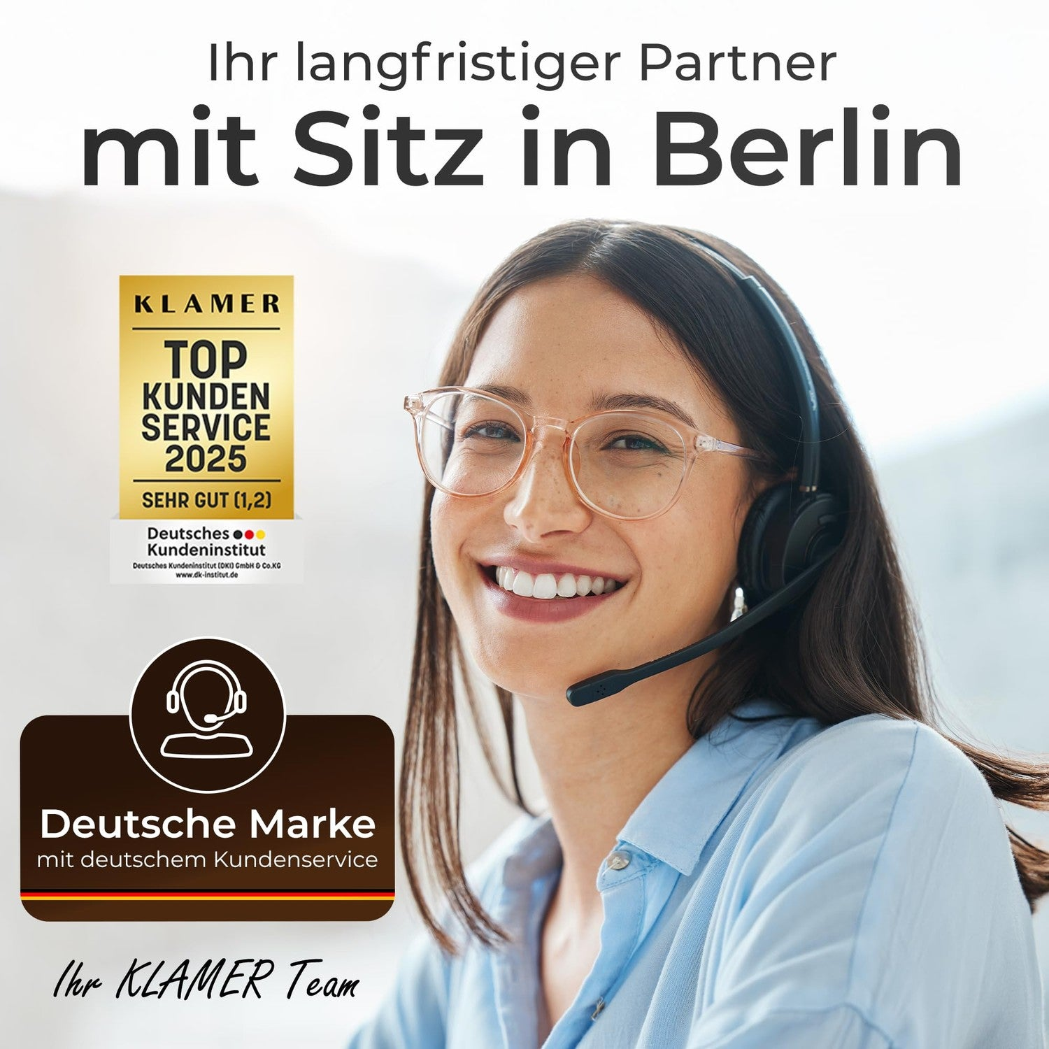 Lächelnte Frau mit Headset und Brille vor einem Werbebanner mit Text.