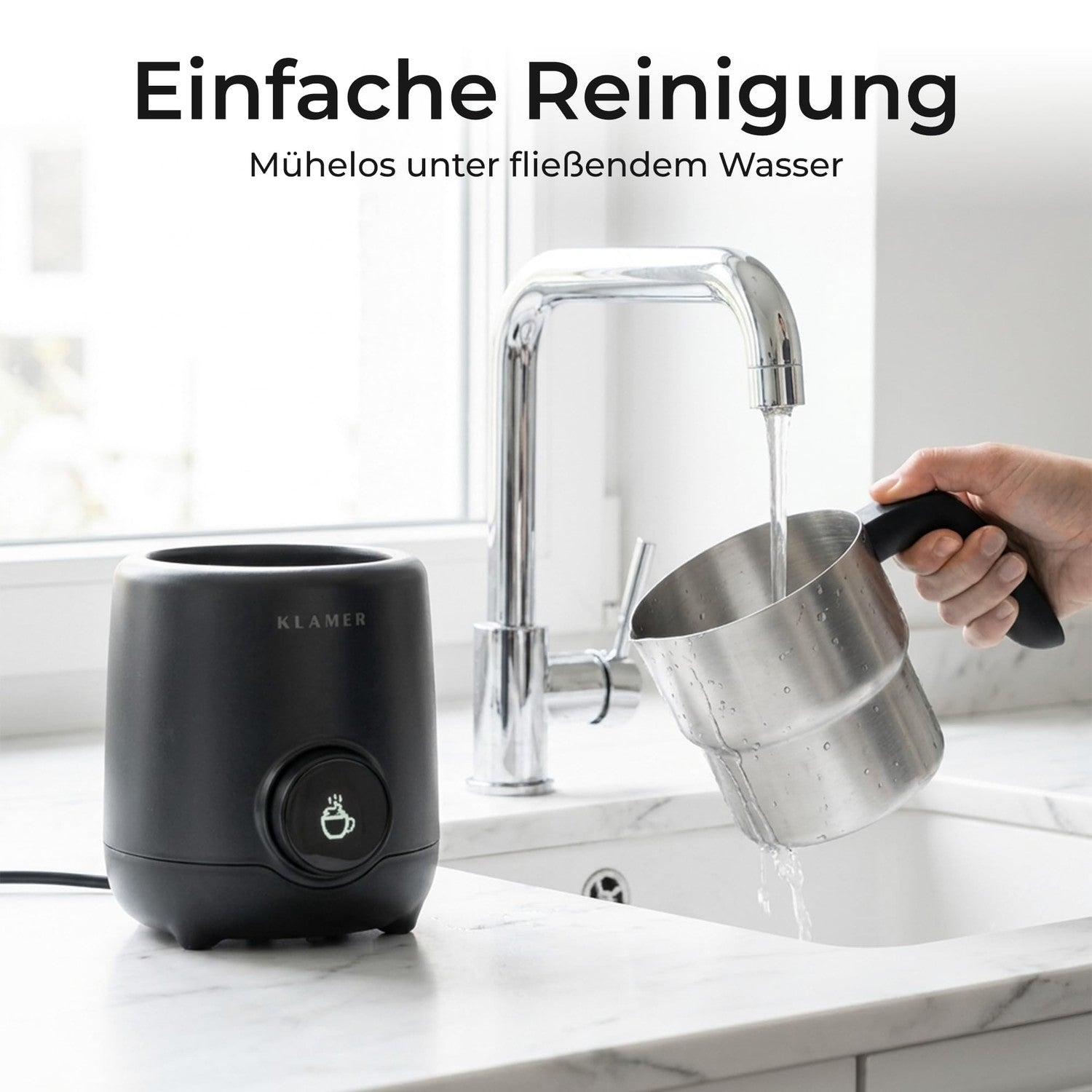 Ein Milchaufschäumer steht auf einer Arbeitsplatte neben einer Spüle, während ein Edelstahltopf mit Wasser gereinigt wird.